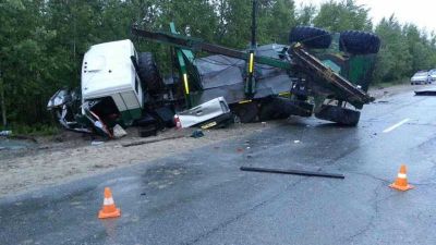 Под Сургутом грузовик раздавил иномарку: погибли 3 человека