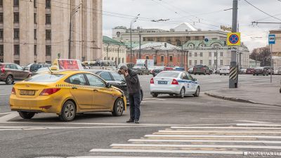 В Челябинске столкнулись два такси. Одна машина перевернулась, есть пострадавшие