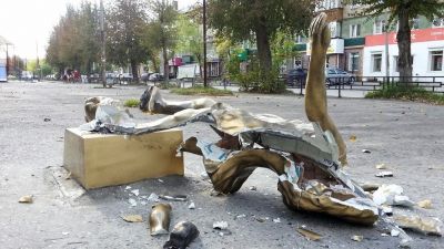 В Березовском вандалы разрушили скульптуру «Папа, ты где?» в первую же ночь