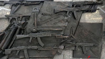 Новый скандал вокруг памятника Калашникову: на монументе оказался макет немецкой штурмовой винтовки