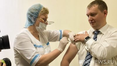 «Русская вакцина для русских людей» – депутатов, чиновников и журналистов привили от гриппа (ФОТО)