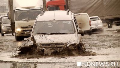 ГИБДД перекрыла движение по подтопленной улице