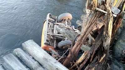 На Урале под грузовиком рухнул мост: от «большой земли» отрезаны несколько семей (ФОТО)