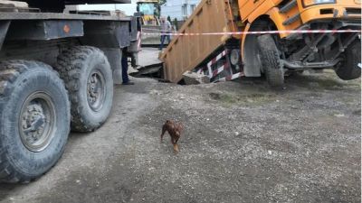 В Симферополе провалился в канализацию китайский самосвал (ФОТО)