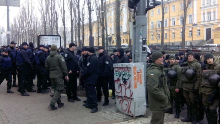 На Украине армия, нацгвардия и радикалы вступили в схватку за контроль над Киевом