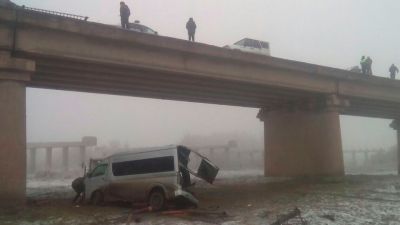 В Башкирии микроавтобус с пассажирами упал с высоты в 9 метров