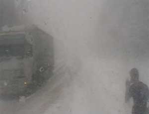 Снегопад парализовал движение на трассе М-5 в Челябинской области
