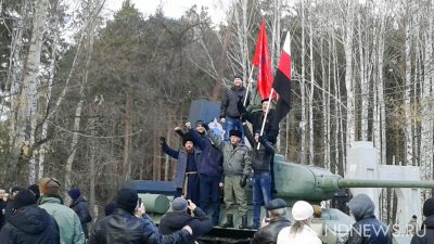 Екатеринбургские националисты устроили фотосессию на танке и политдискуссию в трамвае (ФОТО)