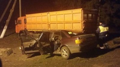 На Кубани во влетевшей под КамАЗ Audi погибли четыре человека