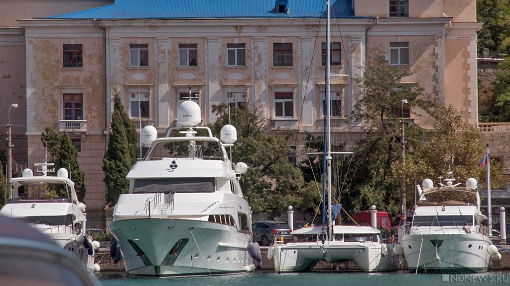 Российским олигархам предложили перегнать свои яхты в Крым