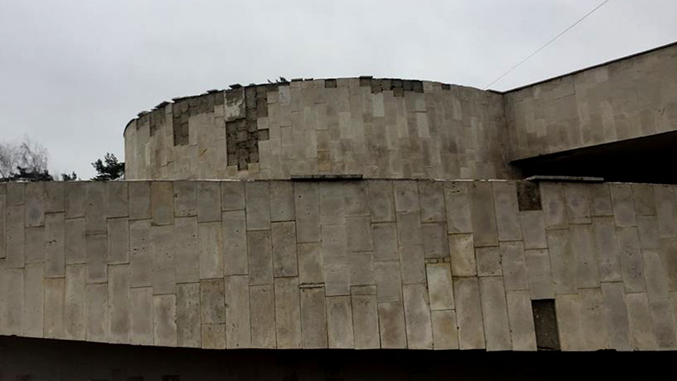 Горбольница Жуковского в полуразрушенном состоянии: сроки капитального ремонта сорваны