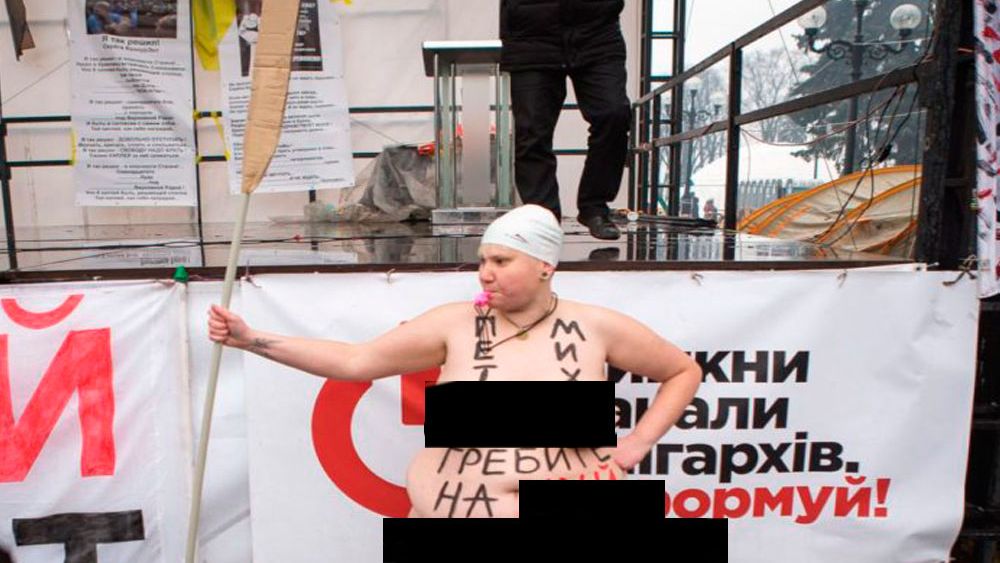 Голая девушка с веслом указала путь Порошенко и Саакашвили