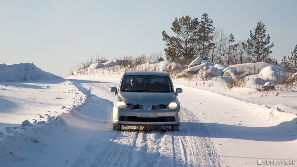 На трех трассах Свердловской области ограничили движение из-за снегопада