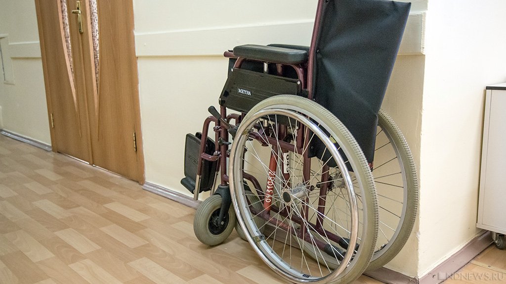 На Ямале инвалид 8 лет не выходит на улицу, так как приставы заняли лифт и холл своим помещениями