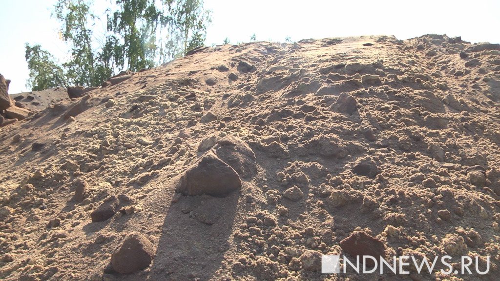 На стройке в Тюмени рабочего насмерть завалило землей