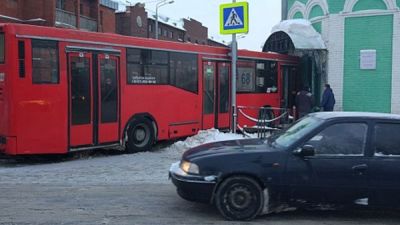 Автобус протаранил мечеть в центре Казани