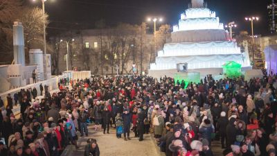 Сломали фигуры, протерли горку. За праздники главный ледовый городок Екатеринбурга посетили 380 тысяч человек (ФОТО)