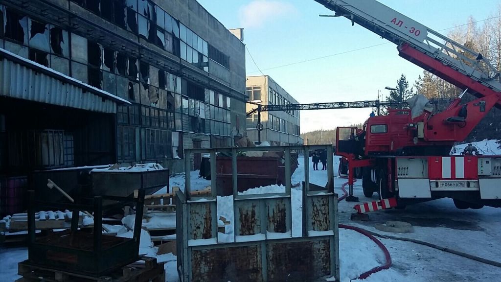 Для тушения крупного пожара в поселке Бобровский направлено 10 тонн воды