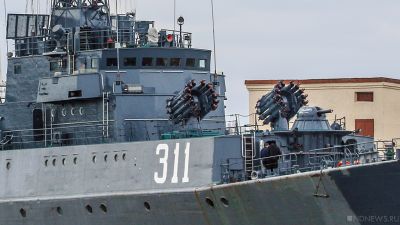 В Севастополе загорелся военный корабль