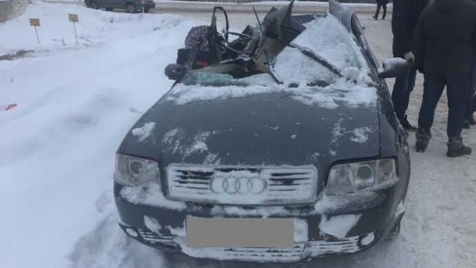 В Югре Audi лишилась крыши в ДТП с «Кировцем»