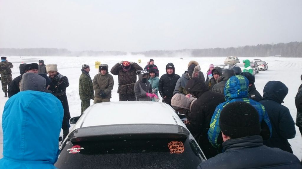 «Встают живым щитом перед машинами»: «Добровольцы Донбасса» и чиновники сорвали автогонки на Балтыме (ФОТО, ВИДЕО)