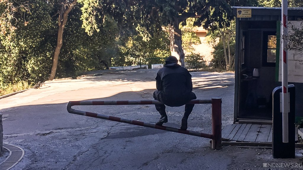 В Крыму перекрытый шлагбаумом проезд к набережной стоил человеку жизни