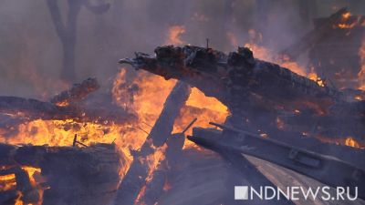 В Югре два человека погибли на пожаре в деревянном доме