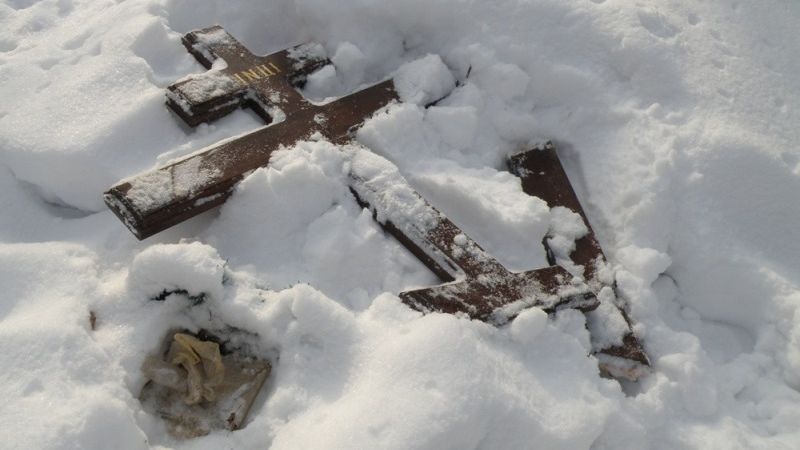 Под Нижним Тагилом подростки разгромили 41 надгробие на кладбище (ФОТО)