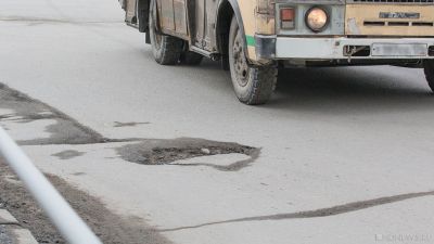 В Челябинске неуправляемый автобус врезался в остановку
