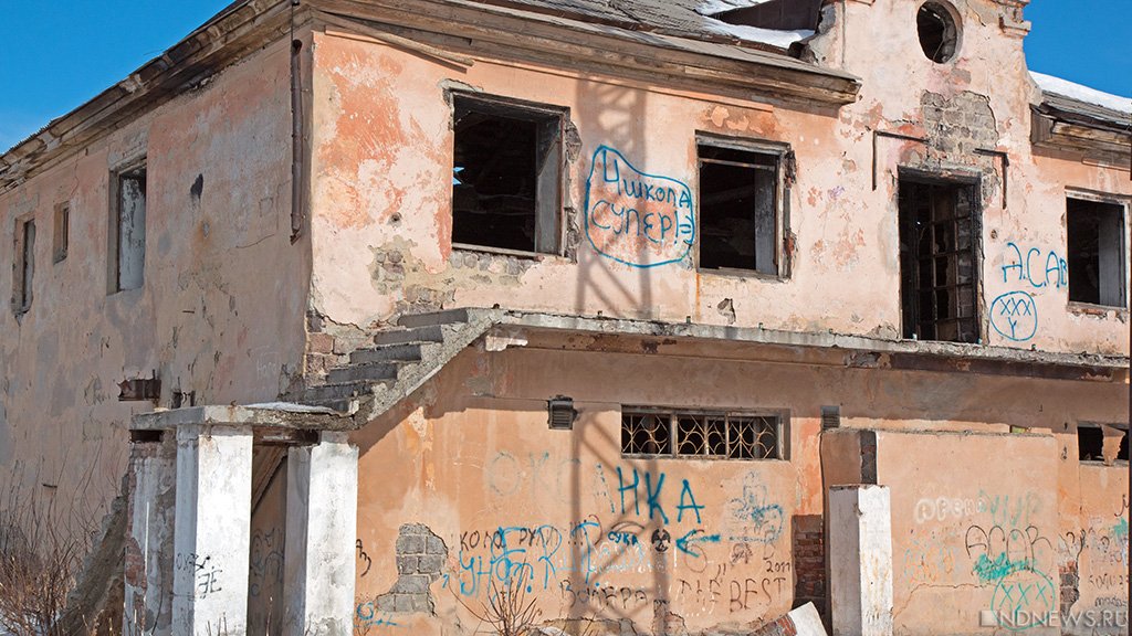 В Златоусте начал разваливаться дом, «отремонтированный» фанерой