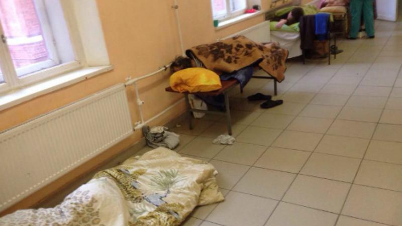 В больнице Петербурга из-за нехватки мест пациентов укладывают на пол в коридоре