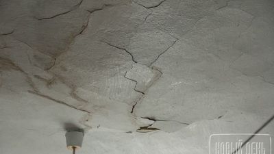 На Урале чиновники и коммунальщики демонстративно не обращают внимания на протекающую после ремонта крышу