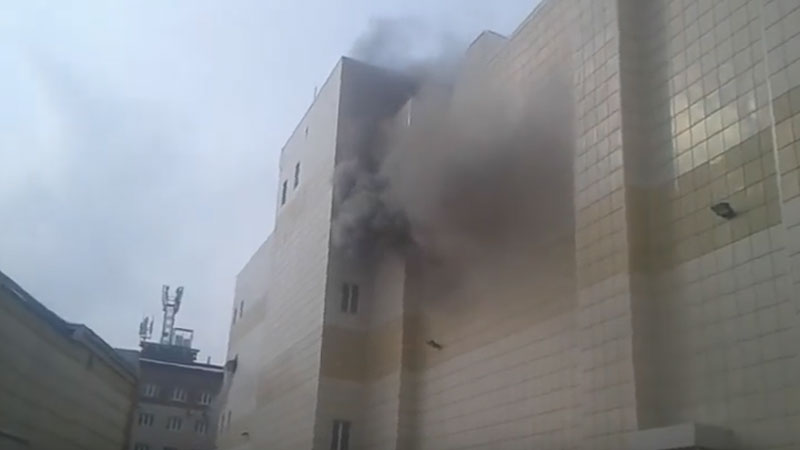 В центре Кемерова горит торговый центр, есть погибшие. Среди жертв – 4 детей