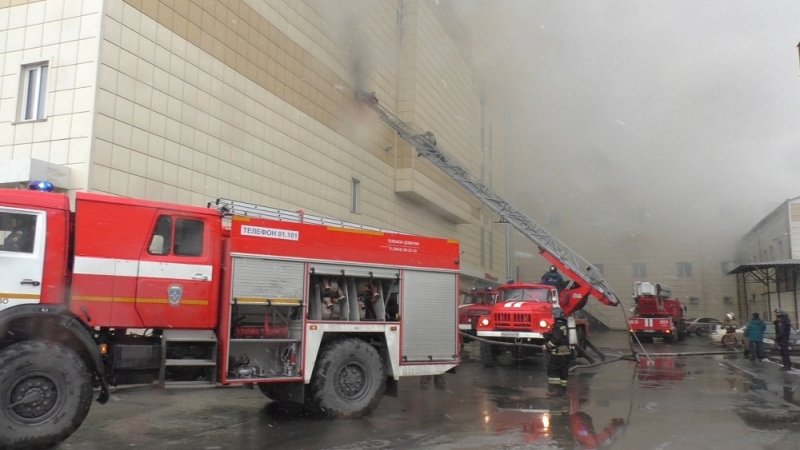 Около 20 человек пропали после пожара в торговом центре Кемерова, среди них есть дети