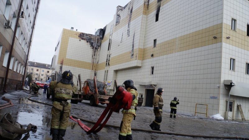 Охранник отключил сигнализацию, пожарные выходы были закрыты – СКР рассказал о расследовании пожара в Кемерове