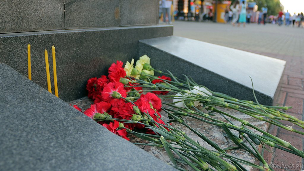 Порошенко не удалось сделать украинцев бесчеловечными – киевляне несут цветы к посольству РФ