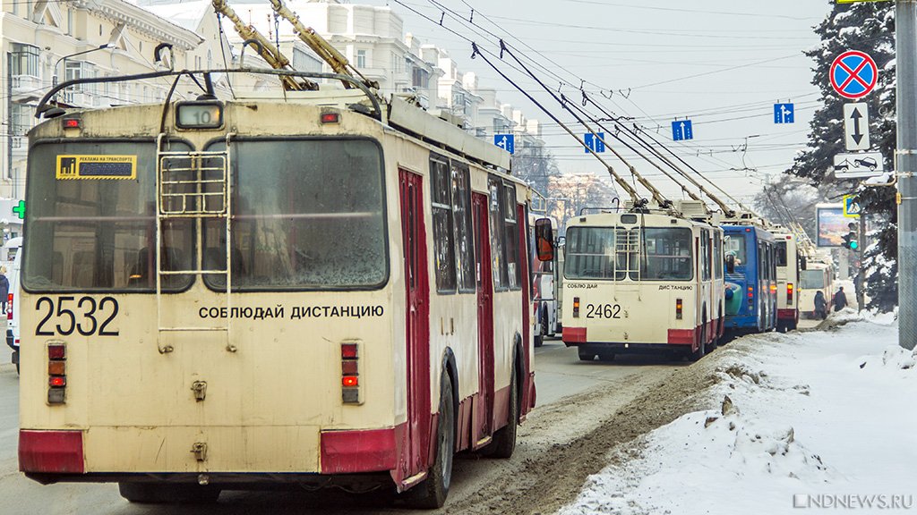 В Челябинске мокрый снег парализовал движение электротранспорта