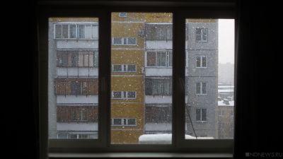Свердловчанин выгнал жену босиком на мороз, а сам выбросился из окна