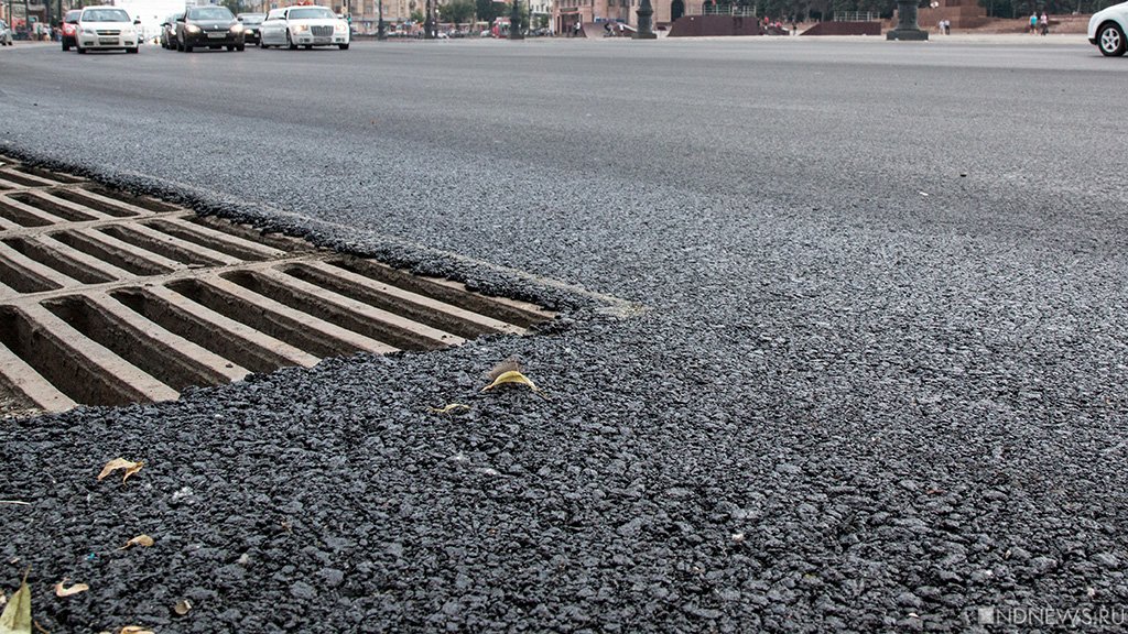 В Челябинске на дороге у школы неизвестные украли больше 30 решеток ливневой канализации