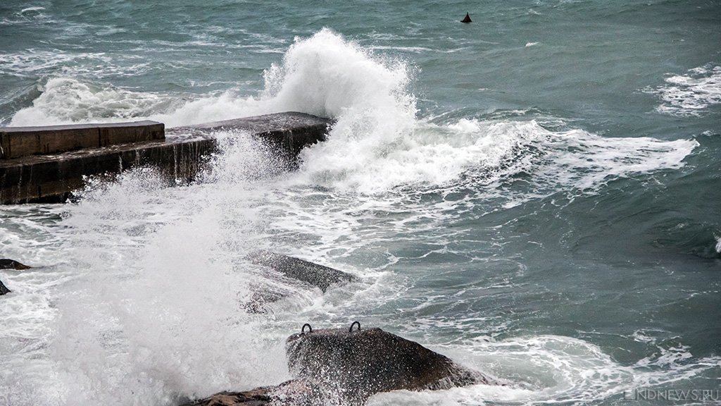 Ветер с моря: в Крыму объявлено штормовое предупреждение
