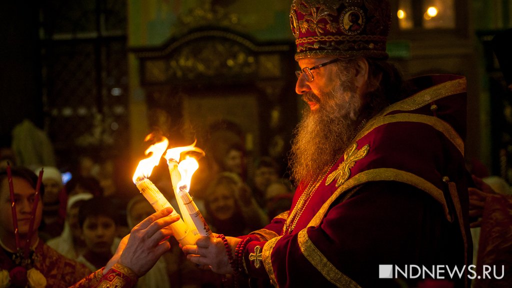 В Екатеринбурге начались пасхальные богослужения, благодатный огонь привезли без задержек (ФОТО)