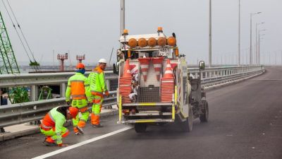 Рабочие приступили к нанесению дорожной разметки на Крымском мосту (ФОТО)