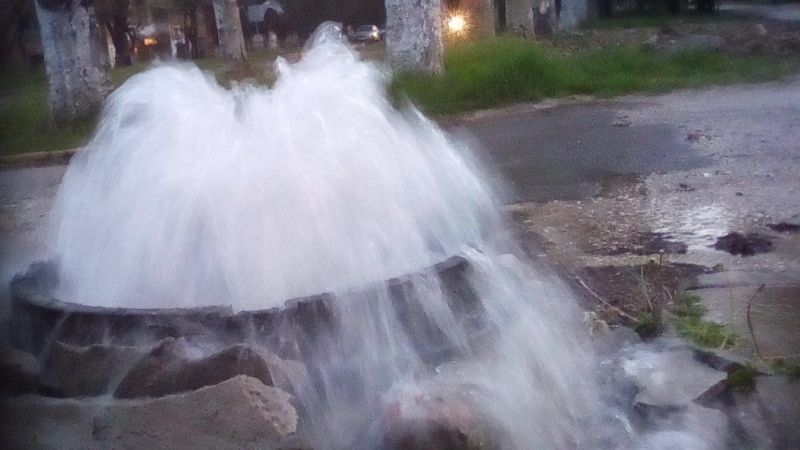 В Керчи прорывы на водопроводах: дома без воды – бригады не едут