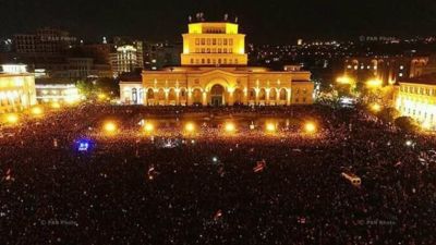 Десятки тысяч протестующих против власти премьера вновь вышли на улицы Еревана