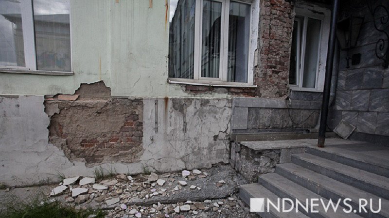 В Краснотурьинске на студентку упала часть окна общежития
