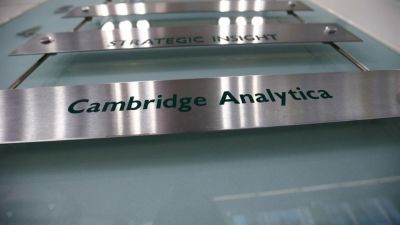 Скандал с утечкой данных пользователей Facebook вынудил закрыться Cambridge Analytica