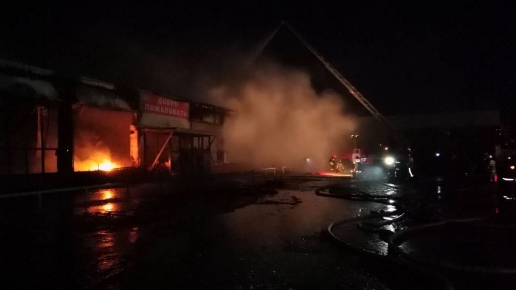 В Ноябрьске за ночь сгорели два торговых центра. Подозревают поджог