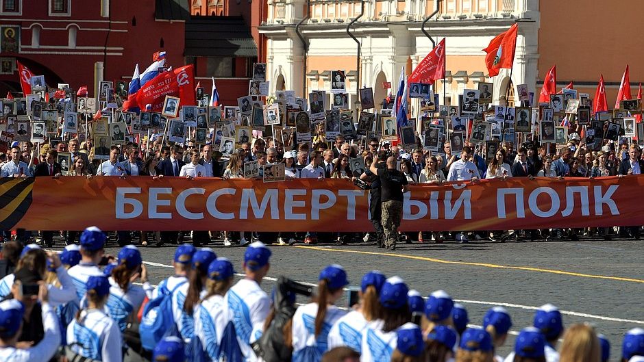 По России прошел «бессмертный полк»: Путин возглавил шествие в Москве