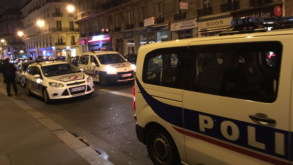 «Франция снова платит кровью»: в Париже террорист напал с ножом на прохожих