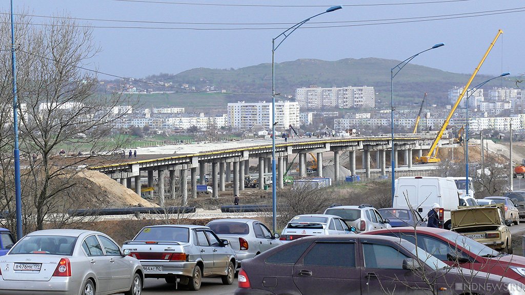 В Керчи открыли движение по путепроводу к Крымскому мосту